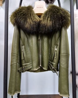 100% Natural Real Wool Fur Coat Women Winter Short Parka Oversized Raccoon Fur Collar Genuine Sheepskin Overcoat Female Jacket